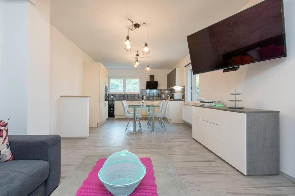 Predivan Novouredeni Apartman U Blizini Mora Banjole Exteriör bild