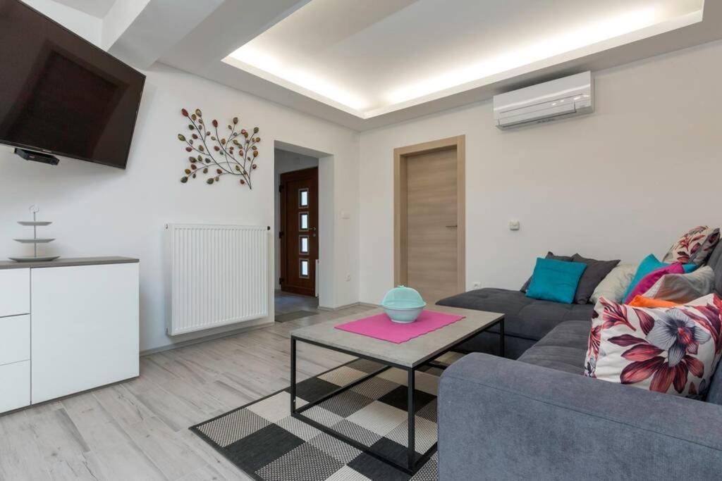 Predivan Novouredeni Apartman U Blizini Mora Banjole Exteriör bild